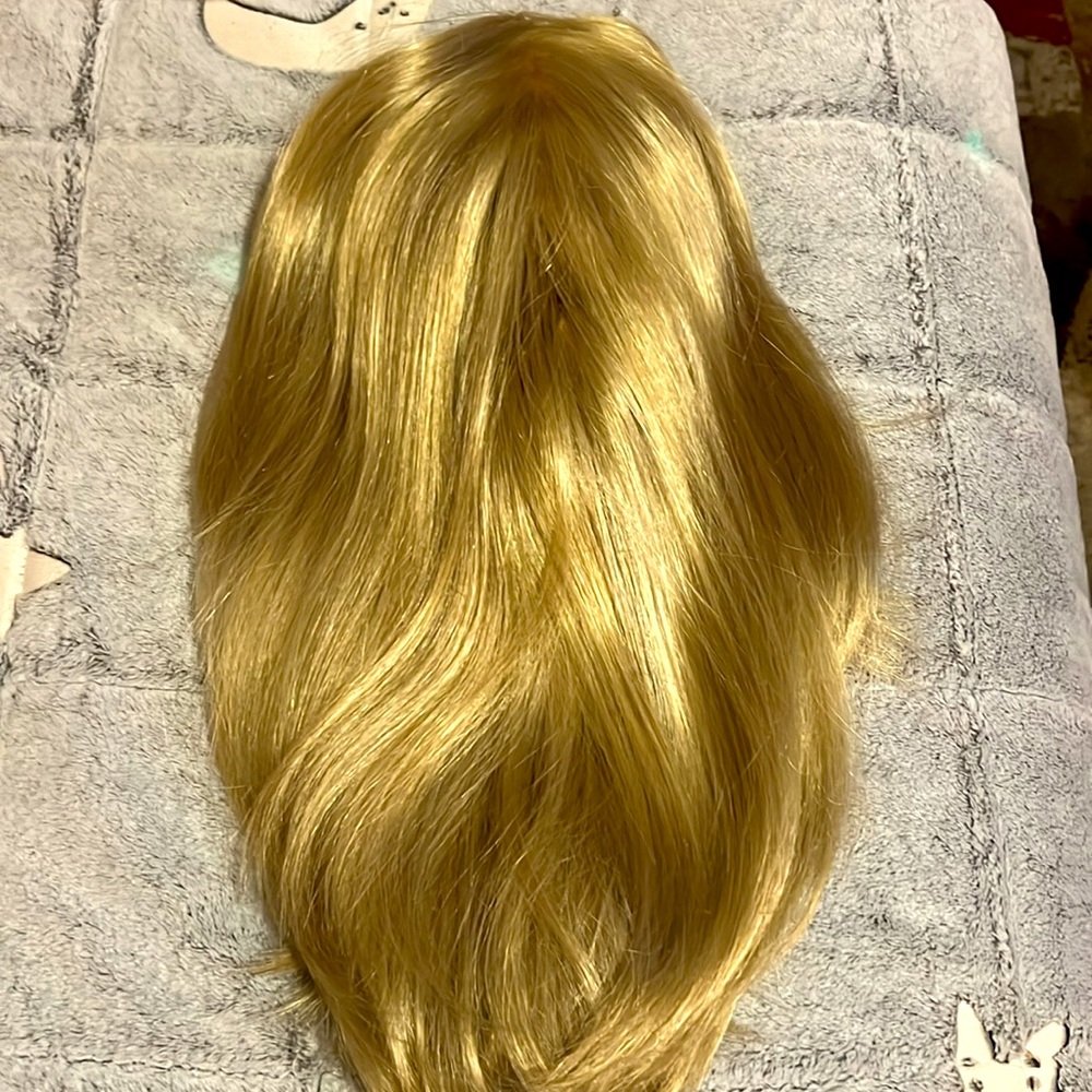 Hair wig looks golden blonde synthetic shiny effect of color, used 🔥love 🎁🫵🏻